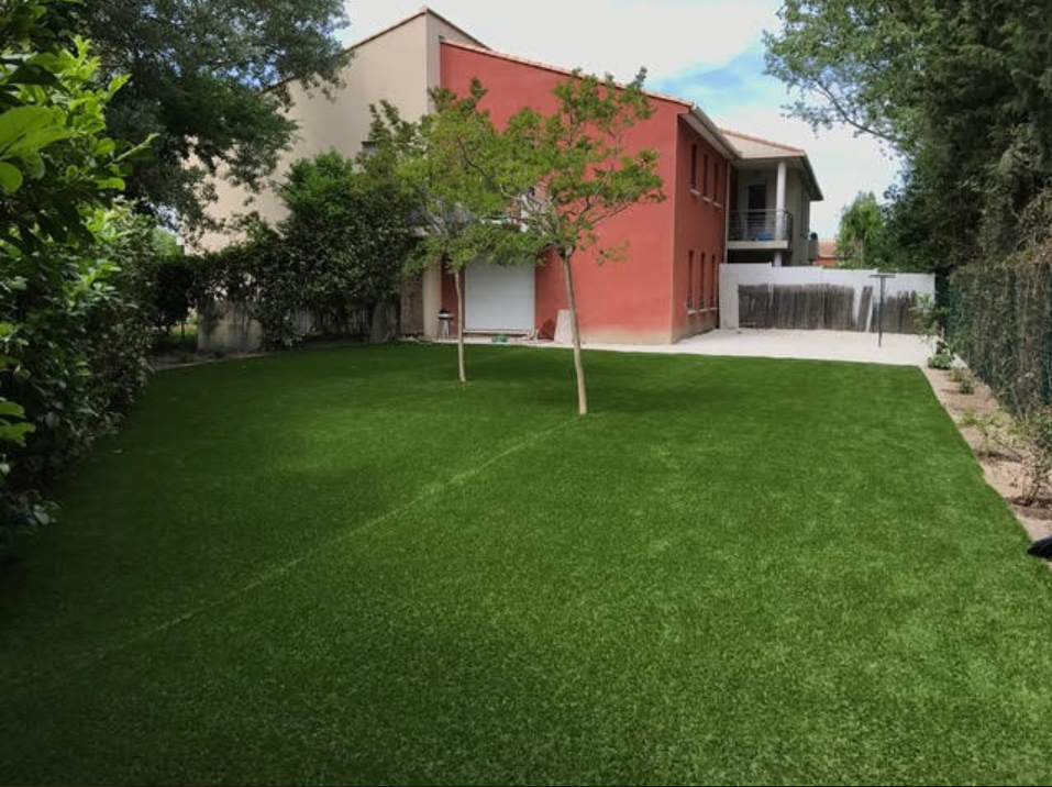 Pose d'un gazon synthétique pour l'extérieur à Entraigues dans le Vaucluse (84)