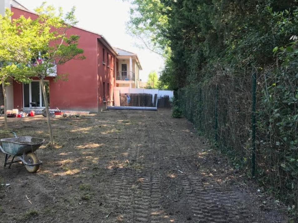 Pose d'un gazon synthétique pour l'extérieur à Entraigues dans le Vaucluse (84)