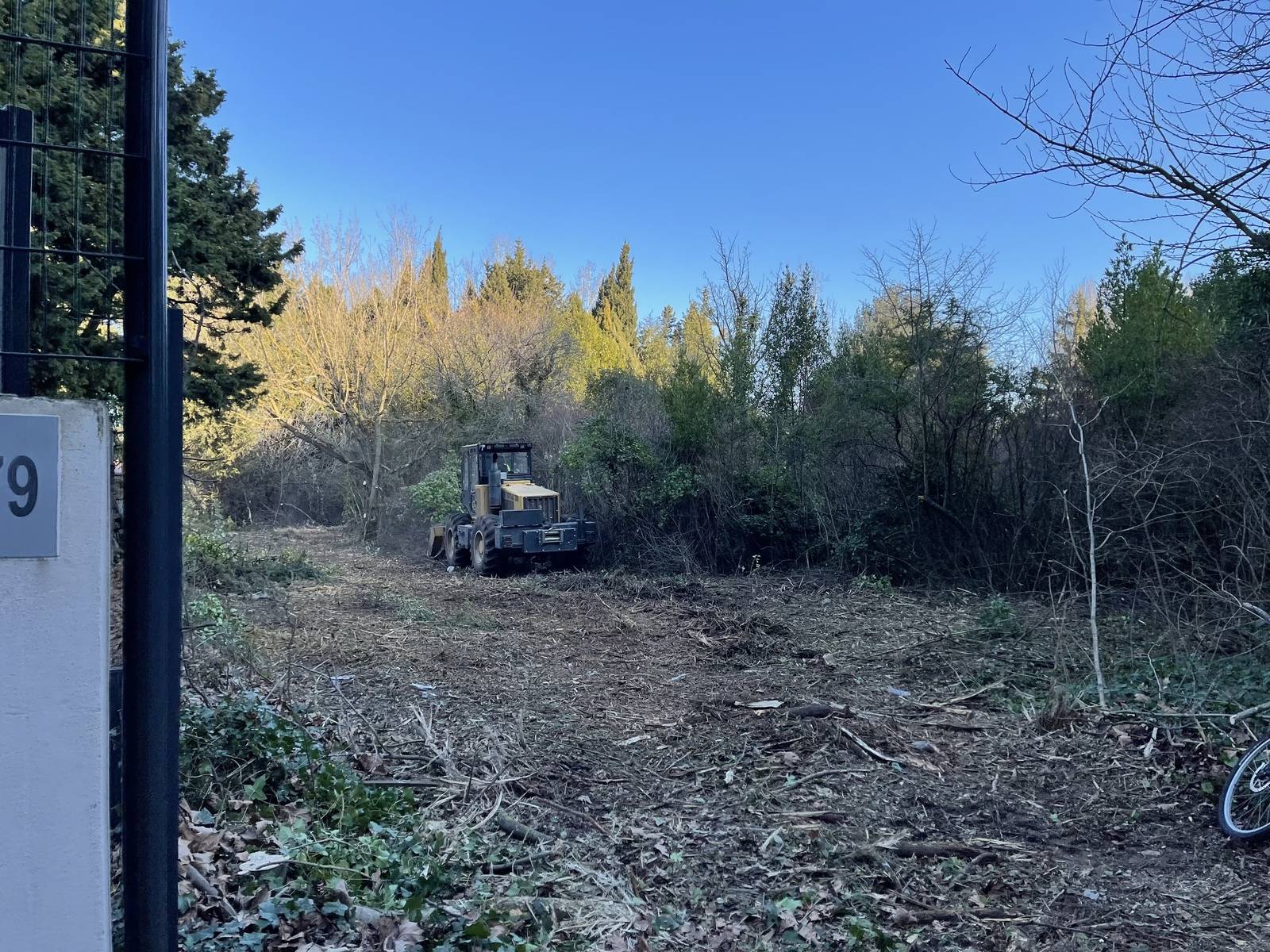 Débroussaillage de terrain a risque d'incendie à saint rémy de provence