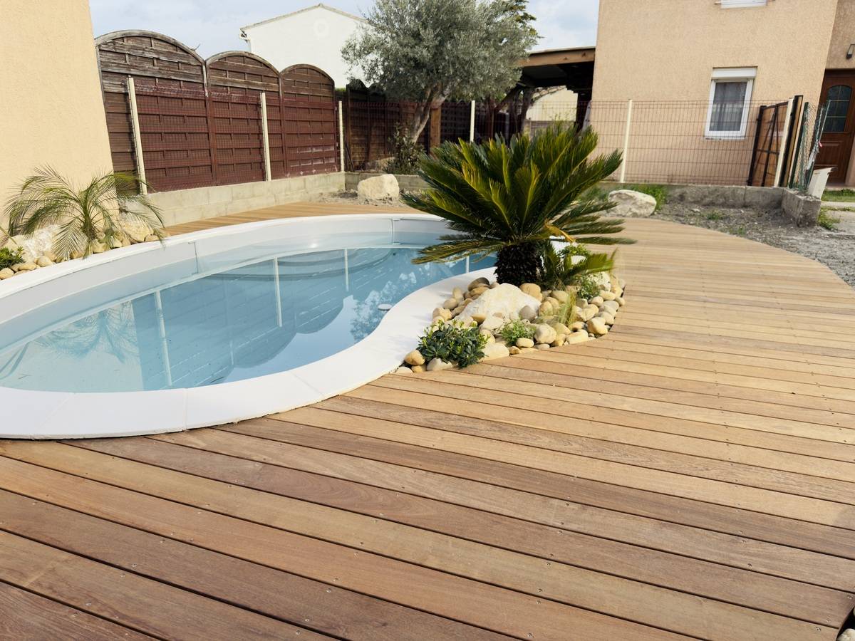 Contour de piscine en bois