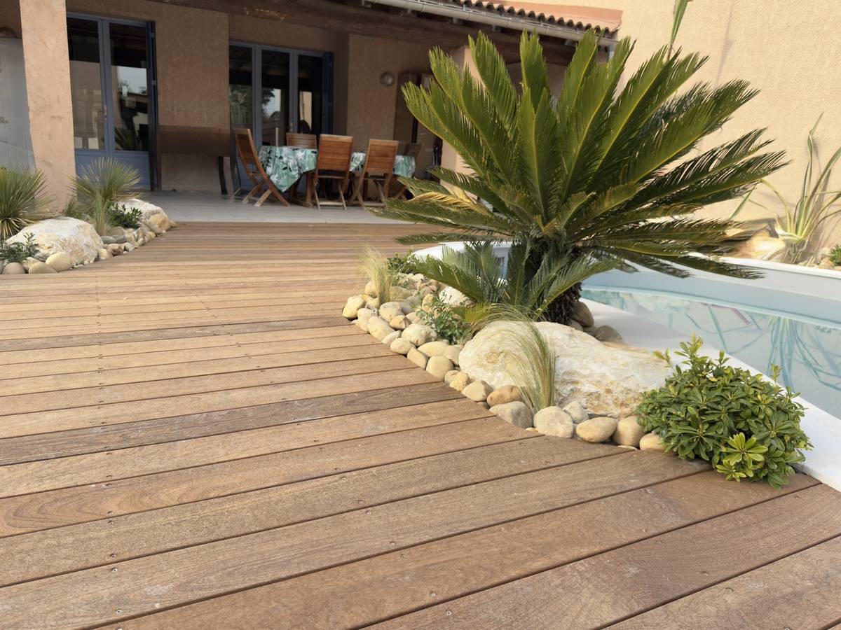 Contour de piscine en bois