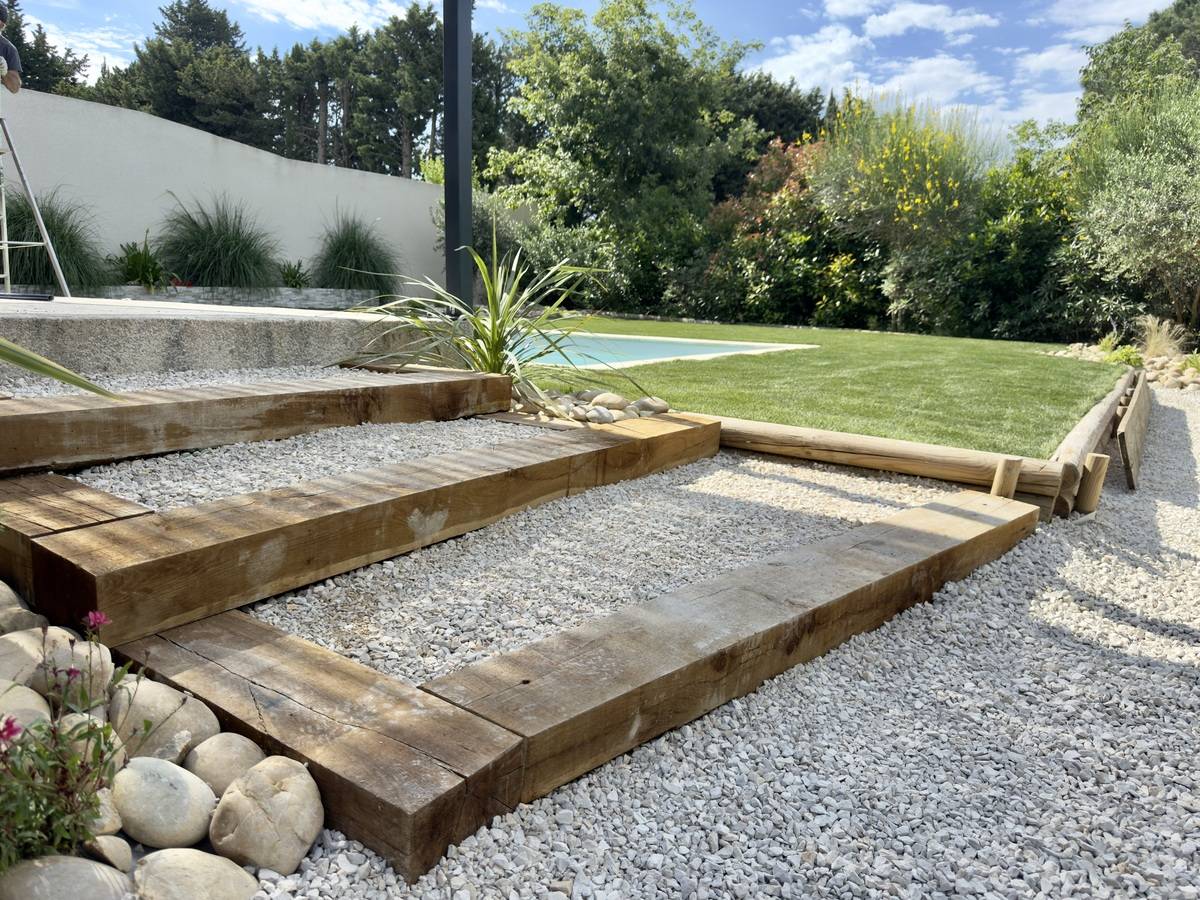 Aménagement jardin méditerranéen contemporain à Châteauneuf-de-Gadagne