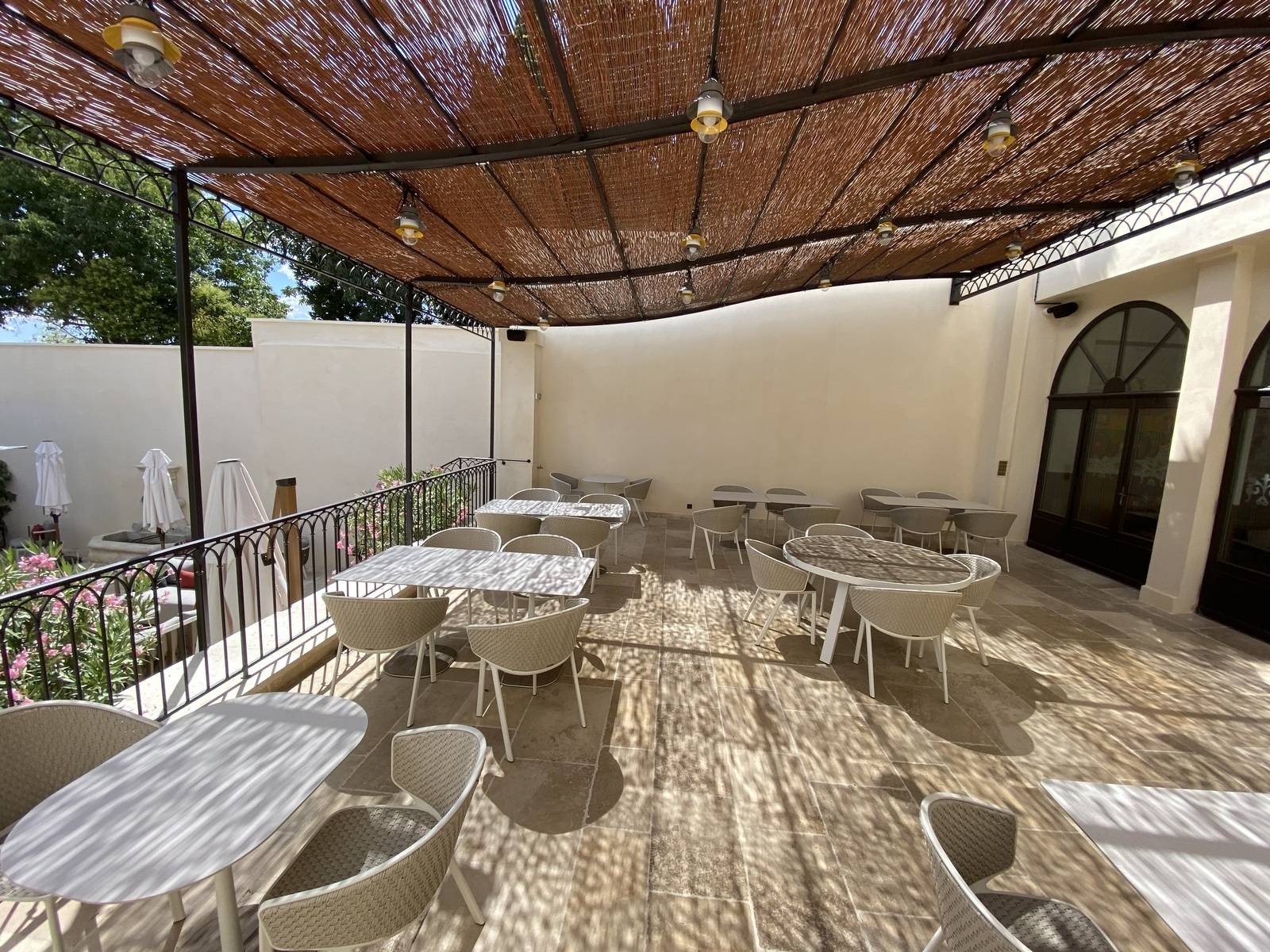 pergolas adossée bois fin pour ombrage dans le vaucluse