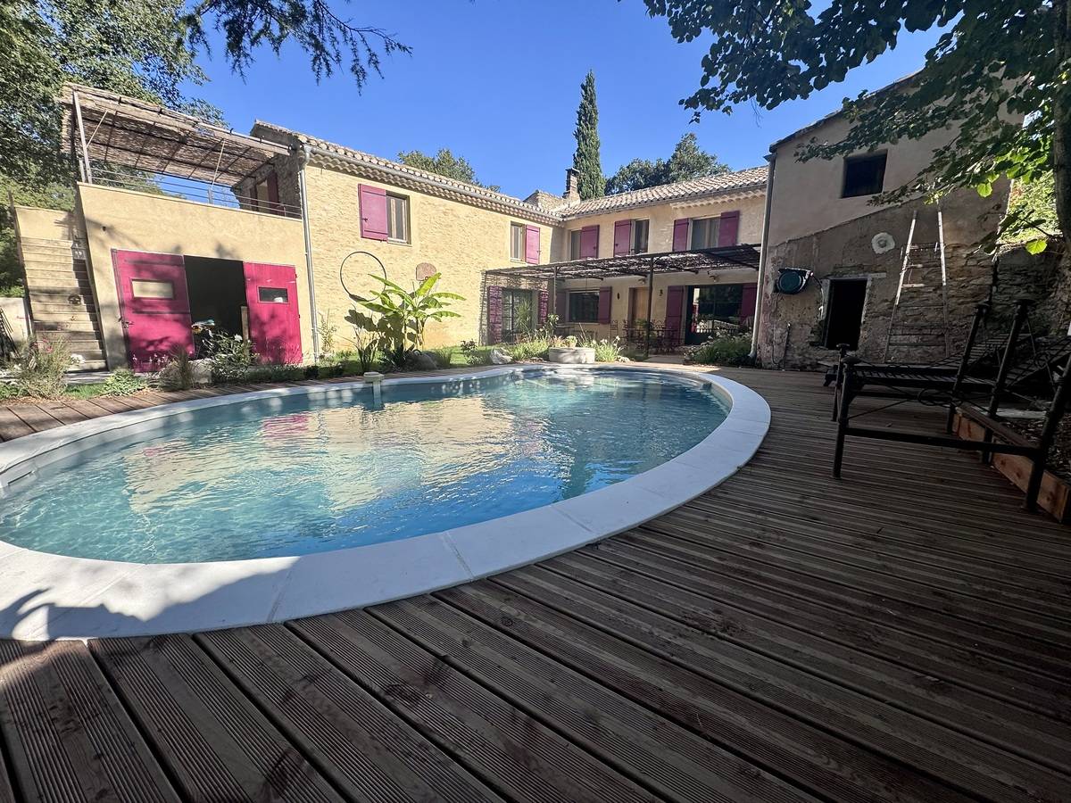 Création et aménagement d'un jardin autour d'une piscine Waterair à Lagnes (84)