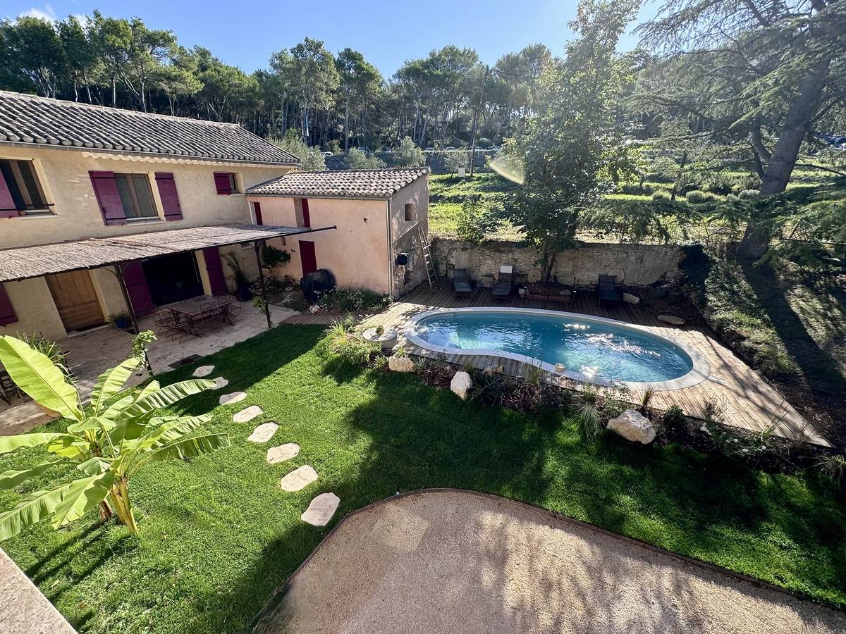 Création et aménagement d'un jardin autour d'une piscine Waterair à Lagnes (84)