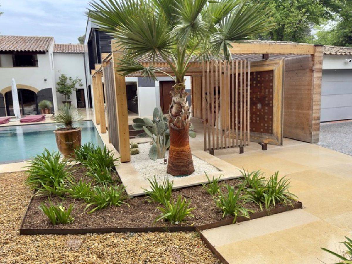 Aménagement d'un espace piscine avec terrasse