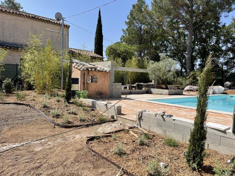 Aménagement d'un jardin méditerranéen réalisé autour d'une piscine à Aix en Provence (13)