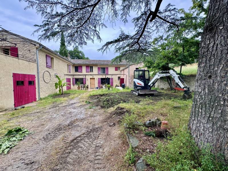 Création et aménagement d'un jardin autour d'une piscine Waterair à Lagnes (84)