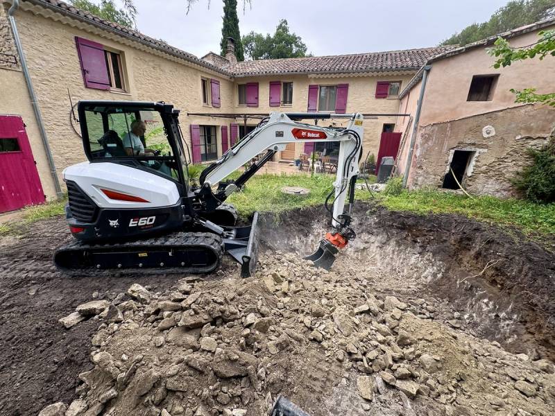 Création et aménagement d'un jardin autour d'une piscine Waterair à Lagnes (84)