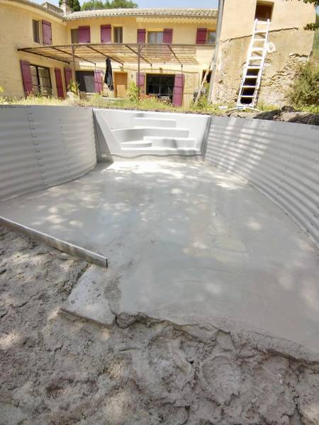 Création et aménagement d'un jardin autour d'une piscine Waterair à Lagnes (84)