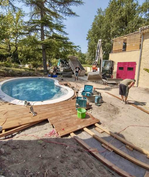 Création et aménagement d'un jardin autour d'une piscine Waterair à Lagnes (84)