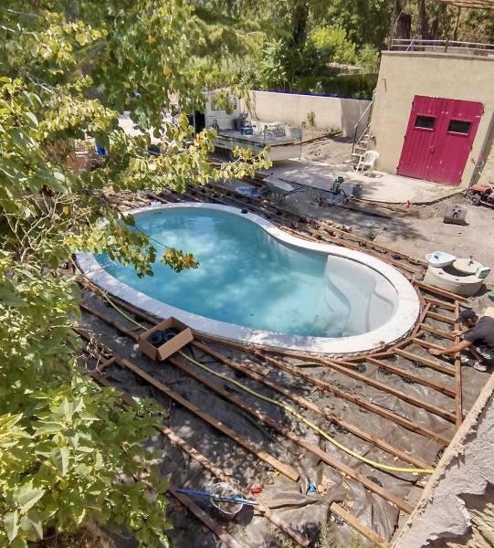 Création et aménagement d'un jardin autour d'une piscine Waterair à Lagnes (84)