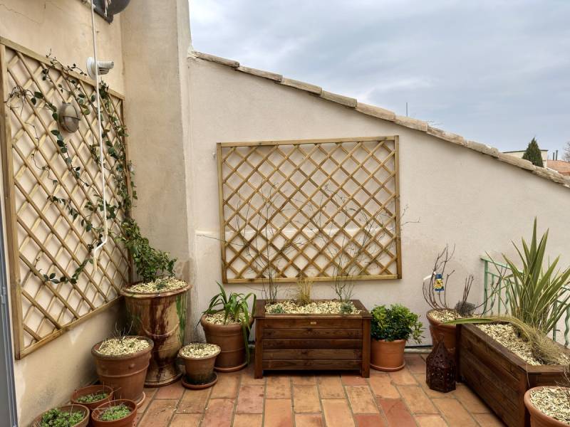 jardinière en bois sur terrasse à Avignon