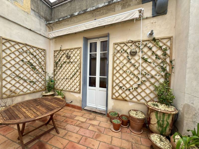 Aménagement d'une terrasse avec jardinières en bois et pots en terre cuite à Avignon Vaucluse (84)