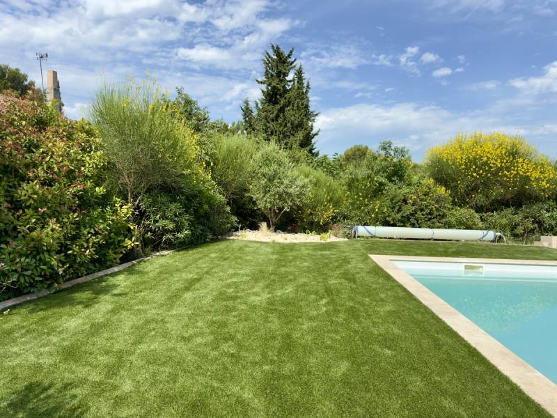 installation du gazon synthétique autour de la piscine