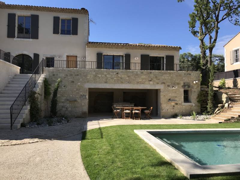 pose de gazon synthétique autour de la piscine