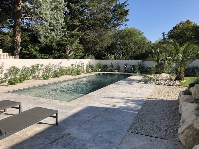 contour de piscine en carrelage