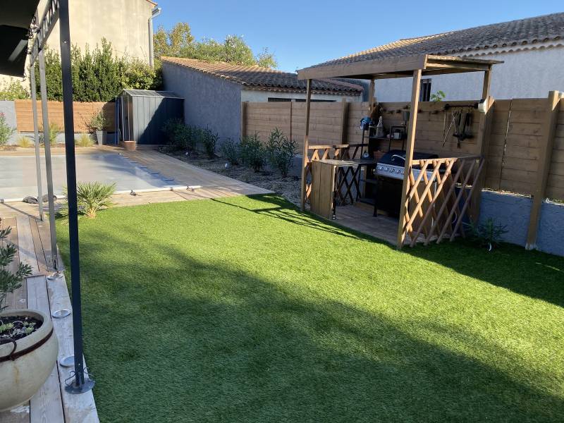 gazon synthétique dans un jardin