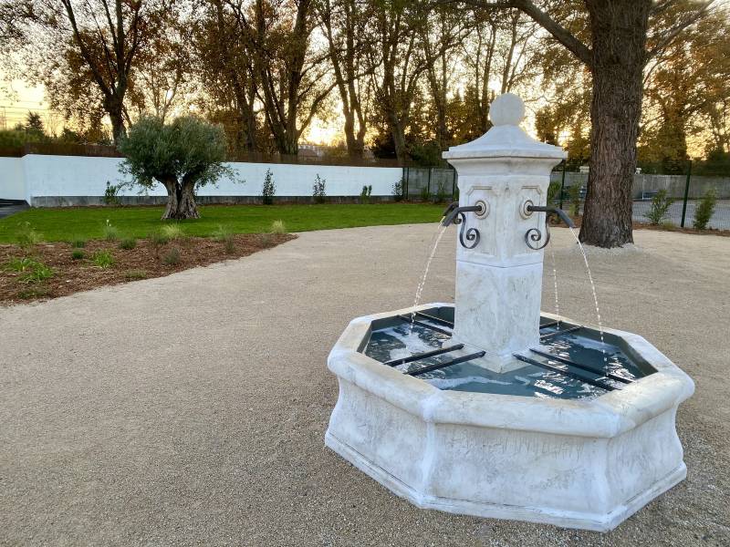 installation d'une fontaine dans jardin public