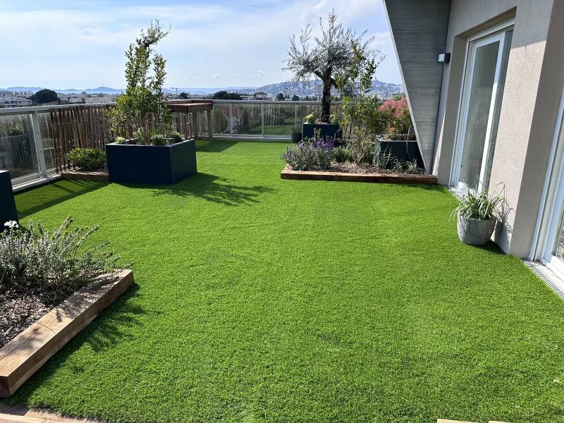  Aménagement d'un toit terrasse en ville avec terrasse en bois, pelouse synthétique et spa