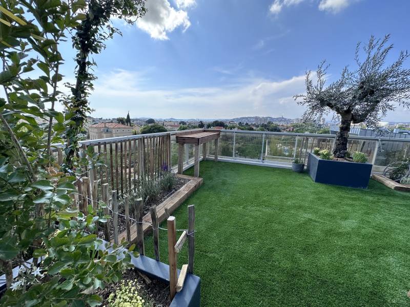  Aménagement d'un toit terrasse en ville avec terrasse en bois, pelouse synthétique et spa