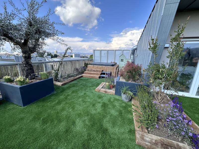pose de gazon synthétique sur un toit terrasse à Aix en Provence