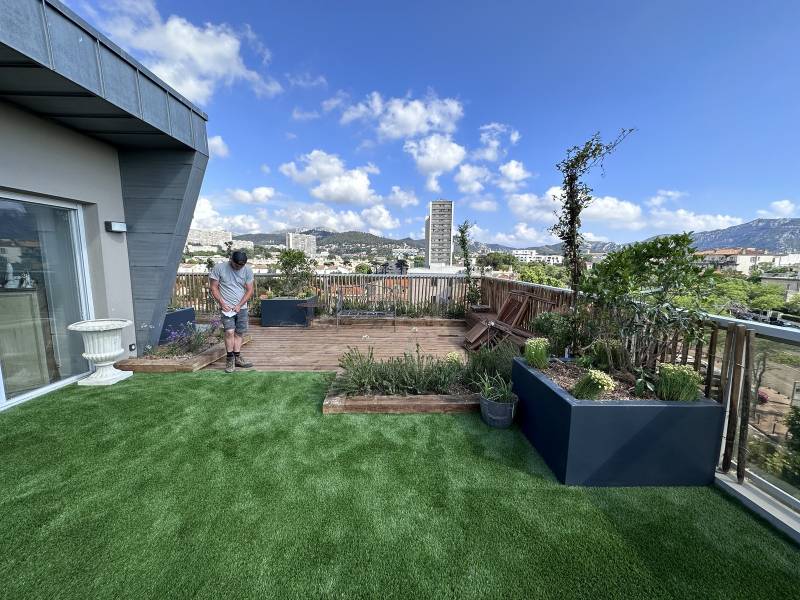  Aménagement d'un toit terrasse en ville avec terrasse en bois, pelouse synthétique et spa