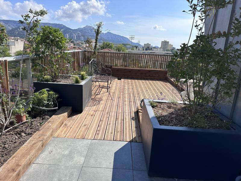  Aménagement d'un toit terrasse en ville avec terrasse en bois, pelouse synthétique et spa
