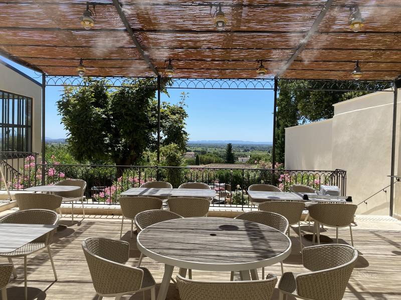Pergolas et brise vue en bois pour le restaurant de chauteauneuf-du-pape