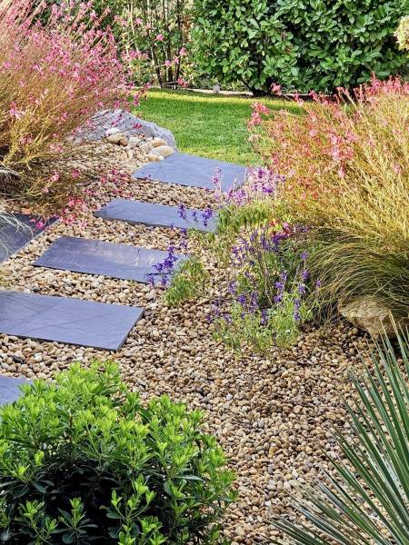 pas japonais entre verdure