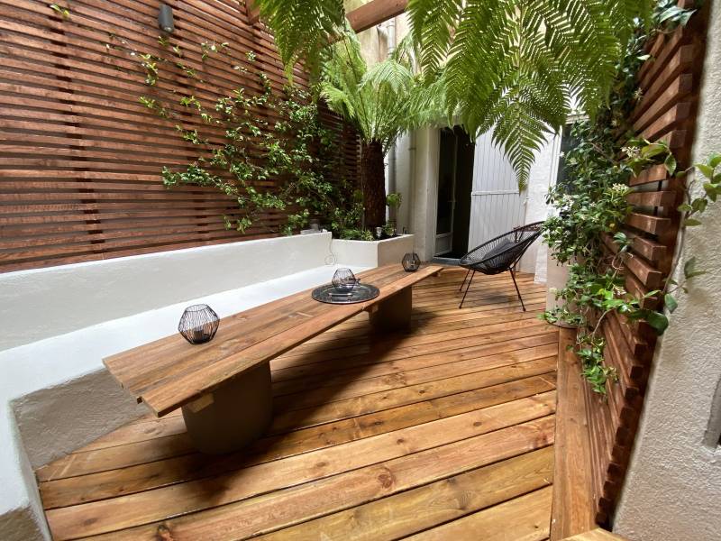 terrasse en bois avec de la verdure 