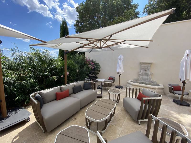 Aménagement de terrasse d'établissement professionnel dans le Vaucluse 