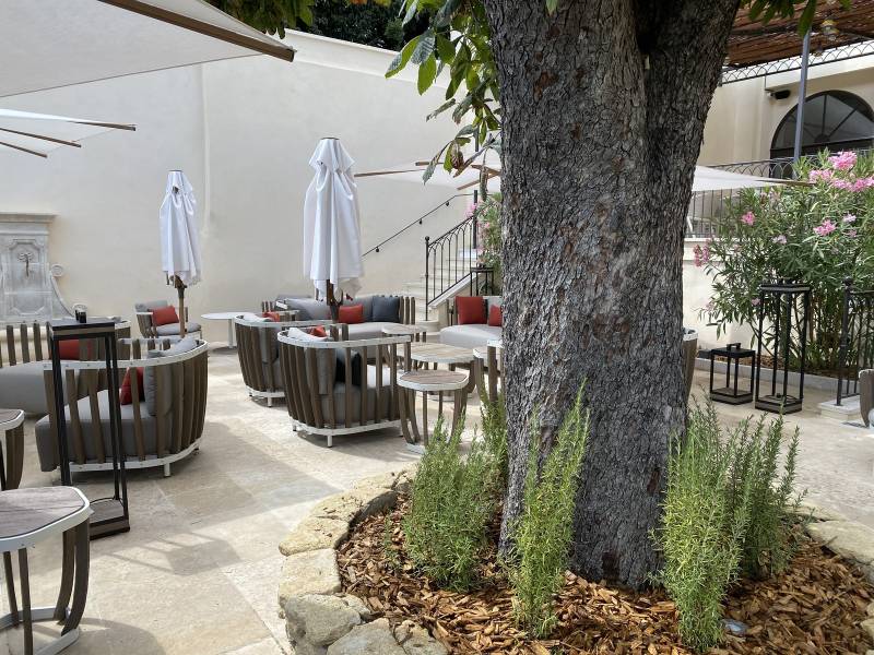 Aménagement d'une terrasse de restaurant dans le vaucluse