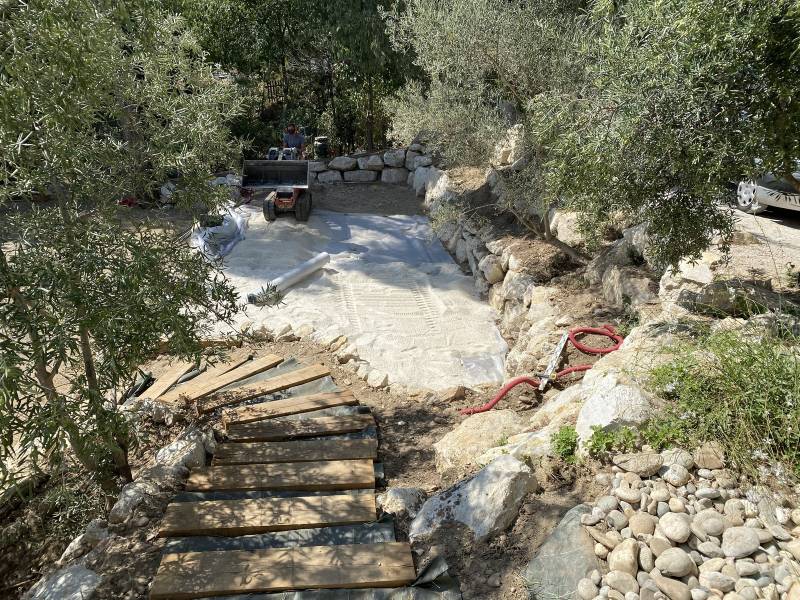 Aménagement d'un jardin avec enrochements et terrain de pétanque proche d'Avignon (84)