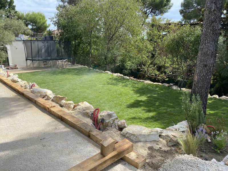 Aménagement d'un jardin avec enrochements et terrain de pétanque proche d'Avignon (84)