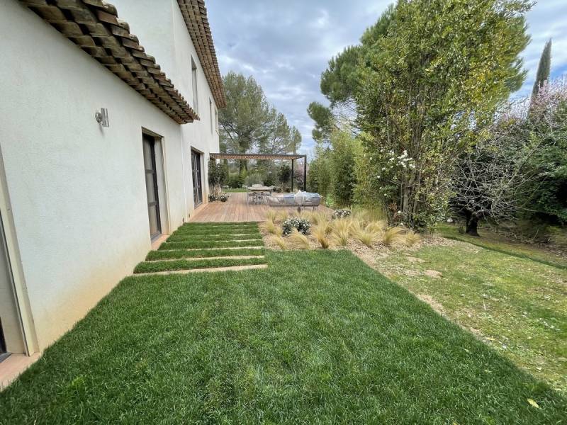 Création d’une terrasse en bois exotique et aménagement d'un massif dans le Gard (30)