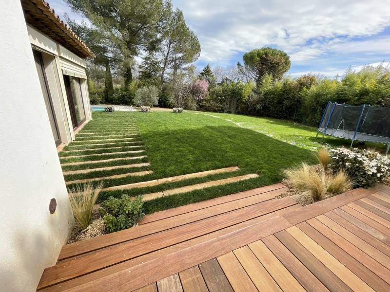 Création d’une terrasse en bois exotique et aménagement d'un massif dans le Gard (30)