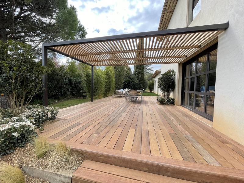 Création d’une terrasse en bois exotique et aménagement d'un massif dans le Gard (30)