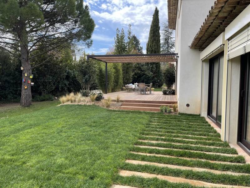 Création d’une terrasse en bois exotique et aménagement d'un massif dans le Gard (30)