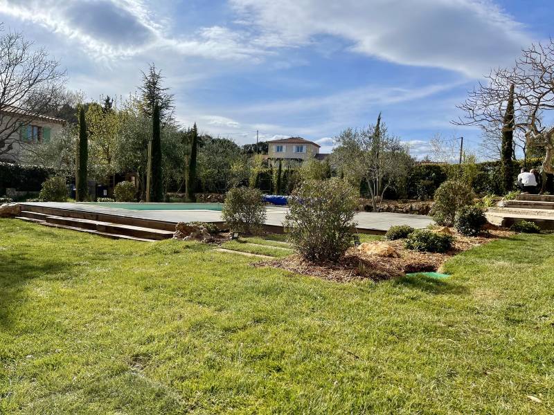 Aménagement paysager autour d'une piscine dans le Var