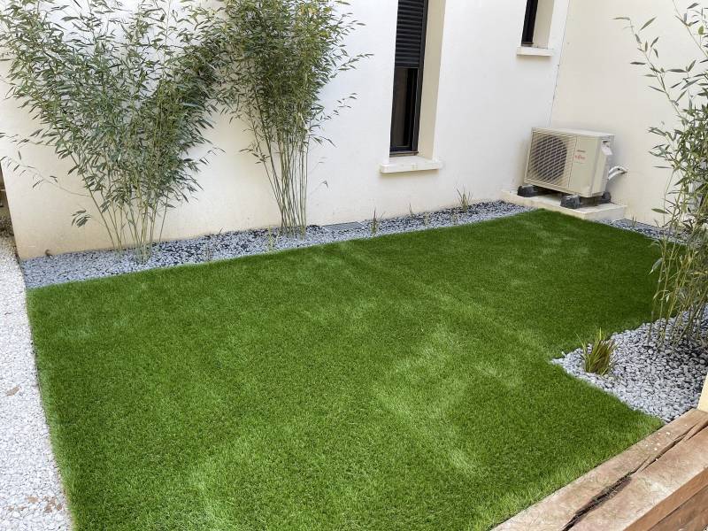 pose de gazon synthétique dans une cour