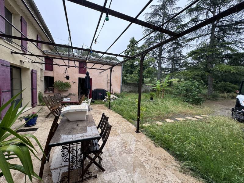 Création et aménagement d'un jardin autour d'une piscine Waterair à Lagnes (84)