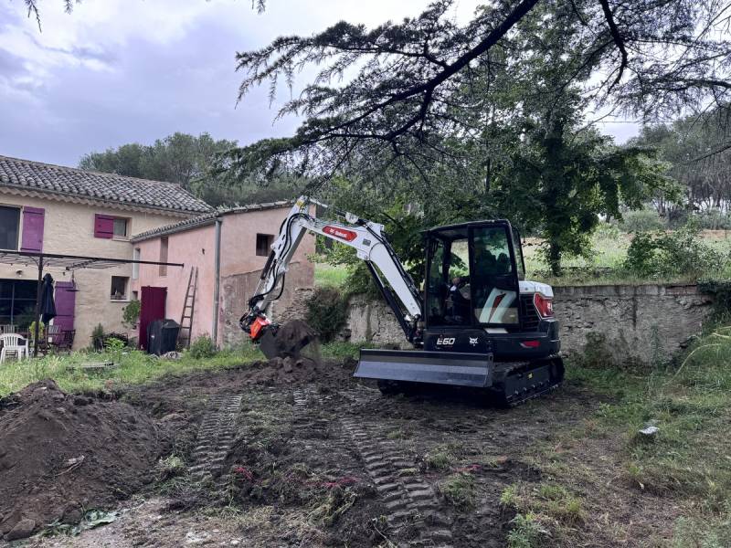 Création et aménagement d'un jardin autour d'une piscine Waterair à Lagnes (84)