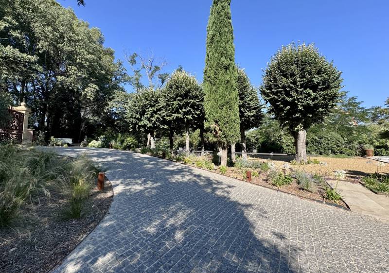 espace pour se garer en pavé portugais