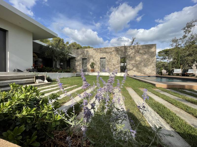 Aménagement d'un jardin de style provençal autour d'une piscine à Aix en Provence (13)