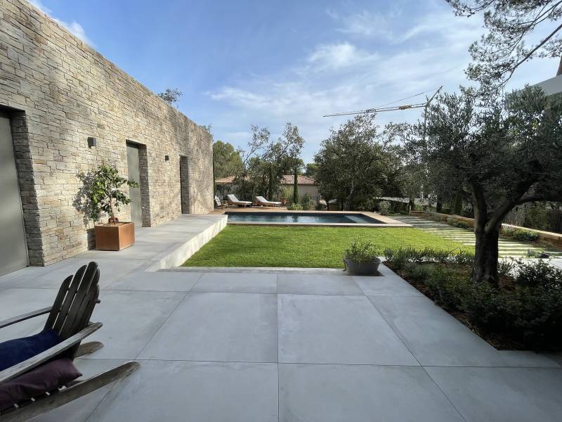 Aménagement d'un jardin de style provençal autour d'une piscine à Aix en Provence (13)