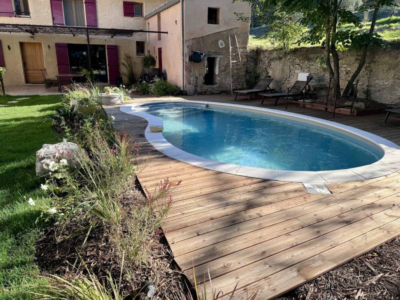 Création et aménagement d'un jardin autour d'une piscine Waterair à Lagnes (84)