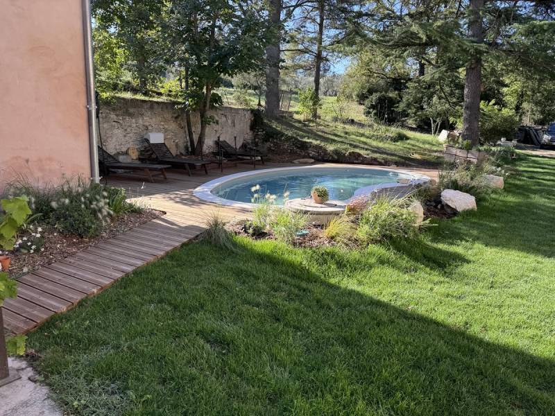 Création et aménagement d'un jardin autour d'une piscine Waterair à Lagnes (84)