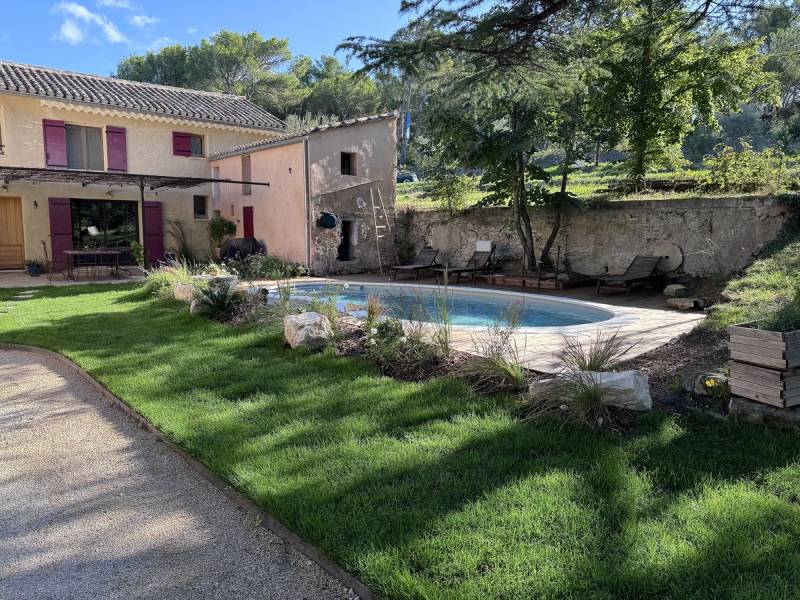 Création et aménagement d'un jardin autour d'une piscine Waterair à Lagnes (84)