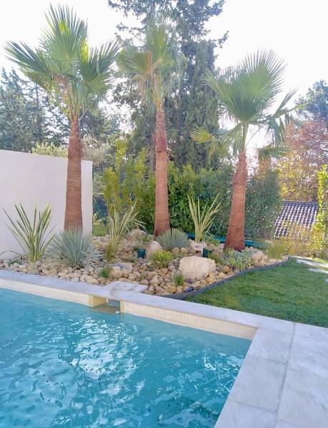 Création et aménagement de massifs végétalisés à Villeneuve les Avignon dans le Gard (30)